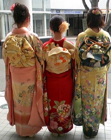 八芳園の結婚式に新婦友人三人で振袖 和日和 Wabiyori